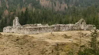 Pohled na zříceninu kostela sv. Mikuláše pod horou Krudum